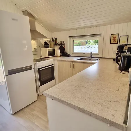 Gemuetliches-ferienhaus-nahe-ostsee-mit-terrasse-und-holzofen Feriehus *