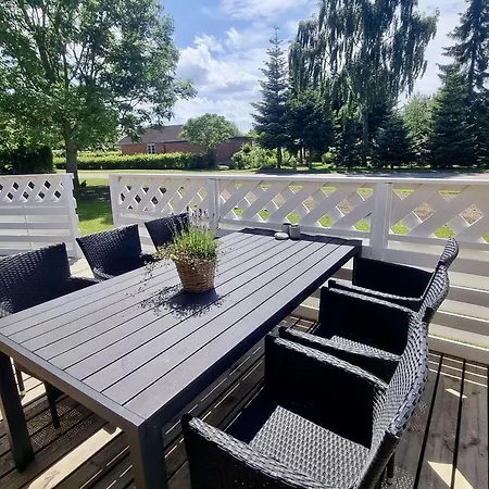 Gemuetliches-ferienhaus-nahe-ostsee-mit-terrasse-und-holzofen Vakantiehuis *