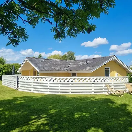 Gemuetliches-ferienhaus-nahe-ostsee-mit-terrasse-und-holzofen Feriehus